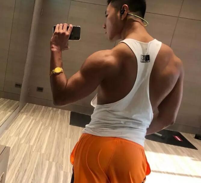 几年过去，他还是稳坐国内第一翘臀网红宝座 - 51虹马