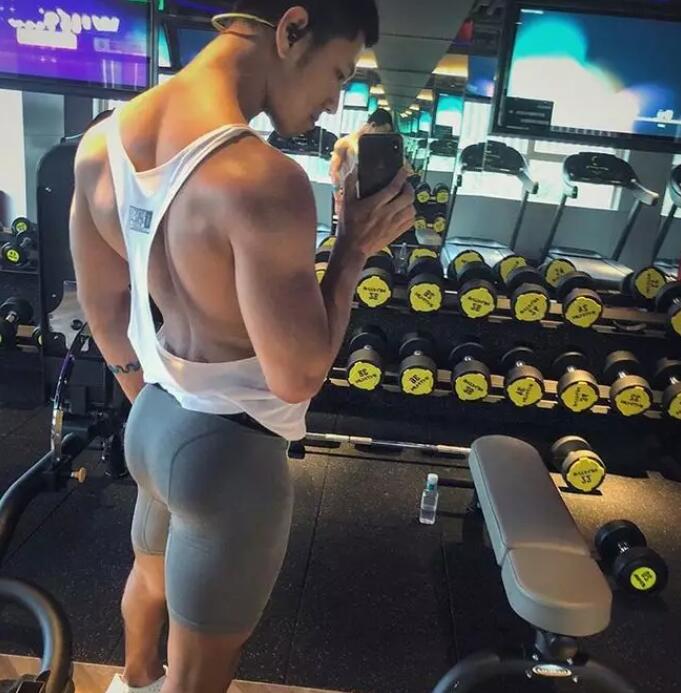 几年过去，他还是稳坐国内第一翘臀网红宝座 - 51虹马