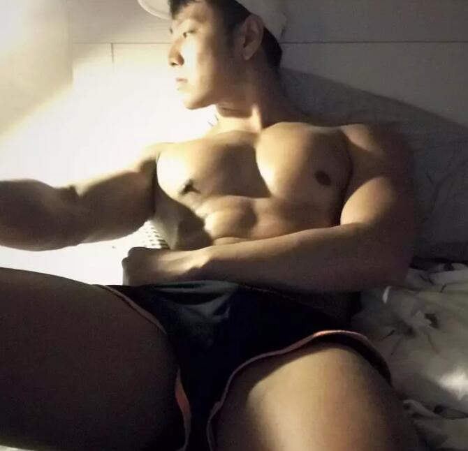 几年过去，他还是稳坐国内第一翘臀网红宝座 - 51虹马