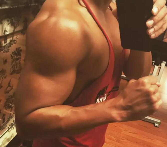 几年过去，他还是稳坐国内第一翘臀网红宝座 - 51虹马