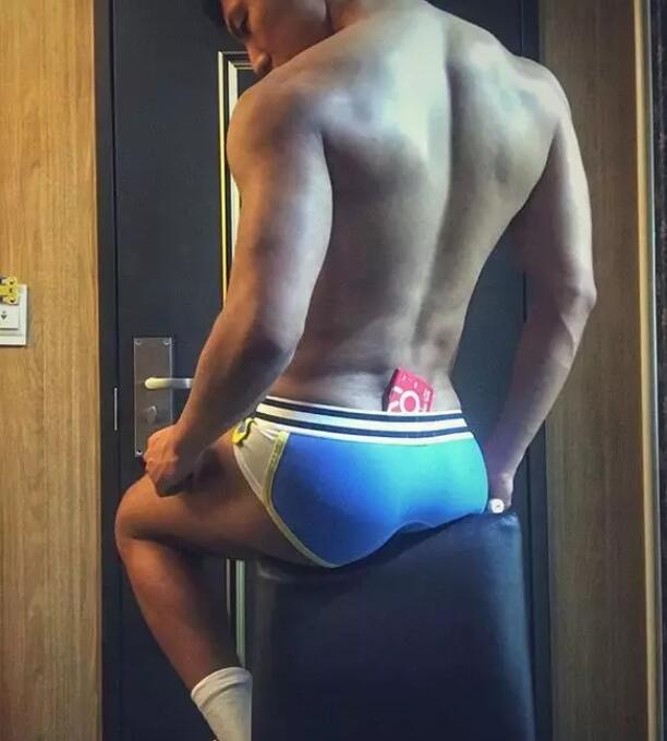 几年过去，他还是稳坐国内第一翘臀网红宝座 - 51虹马