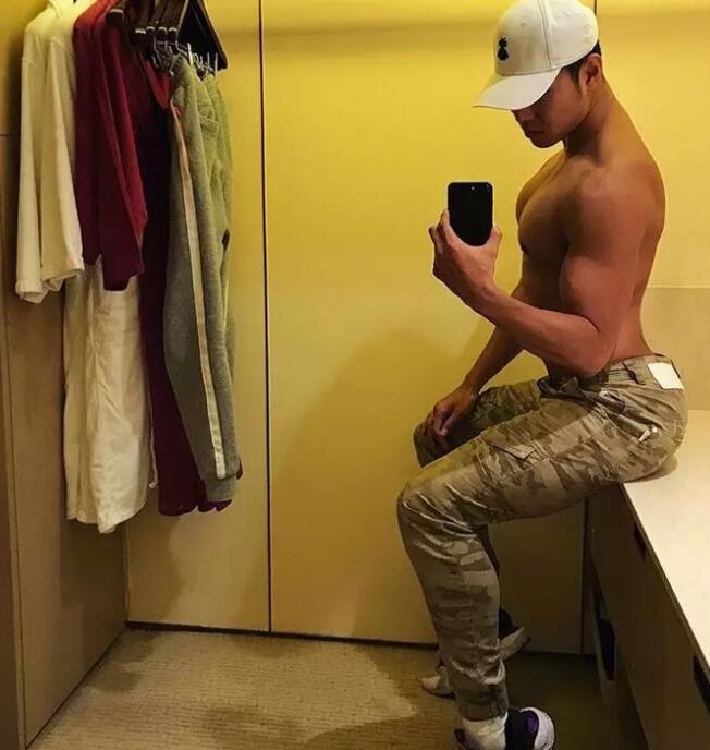 几年过去，他还是稳坐国内第一翘臀网红宝座 - 51虹马