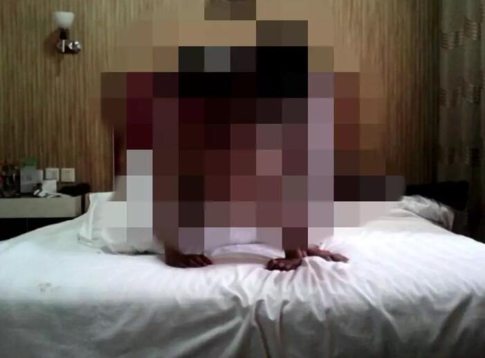 舔足、脱衣、猥亵器官，花千元就可以和男孩儿发生关系.. - 51虹马