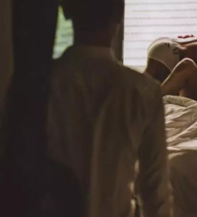 谢梓秋写真男主被爆站街，起因竟是记者设套？ - 51虹马