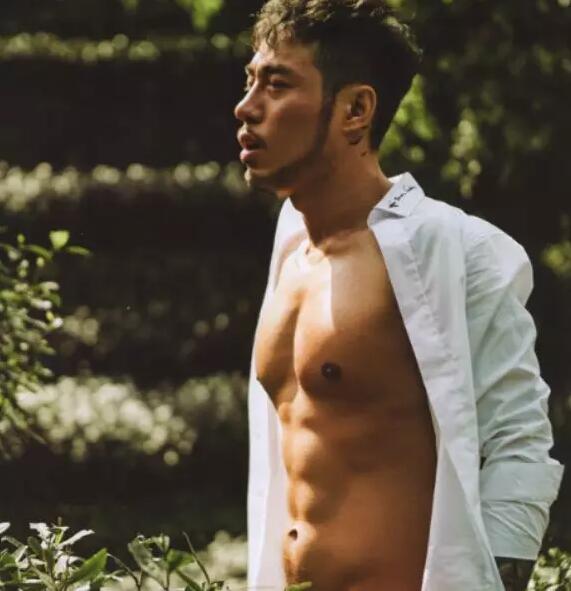 谢梓秋写真男主被爆站街，起因竟是记者设套？ - 51虹马