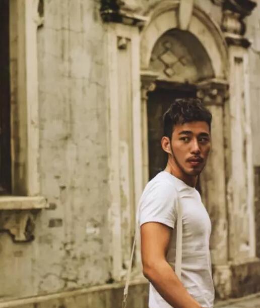 谢梓秋写真男主被爆站街，起因竟是记者设套？ - 51虹马