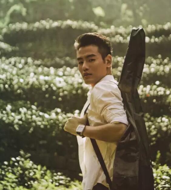 谢梓秋写真男主被爆站街，起因竟是记者设套？ - 51虹马