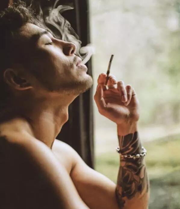 谢梓秋写真男主被爆站街，起因竟是记者设套？ - 51虹马