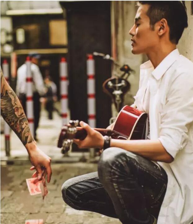 谢梓秋写真男主被爆站街，起因竟是记者设套？ - 51虹马