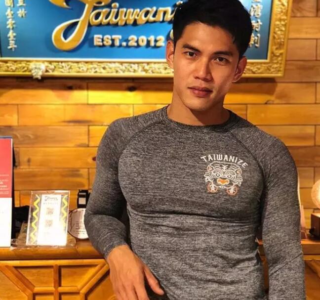 超火的阴阳师系列男模被扒光：185CM教练800抛售原味？-51虹马