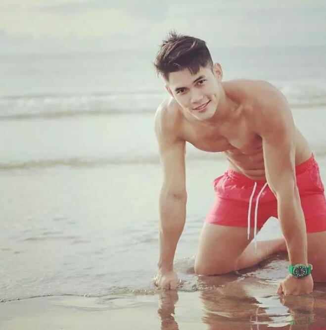 超火的阴阳师系列男模被扒光：185CM教练800抛售原味？ - 51虹马