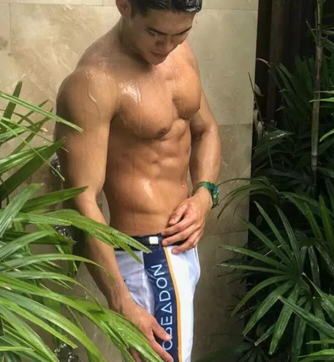 超火的阴阳师系列男模被扒光：185CM教练800抛售原味？ - 51虹马