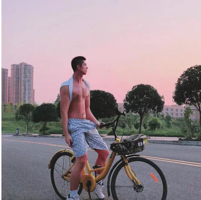 奇葩说陈咏开出柜 公开与男友亲密合影 网友：他男友真壮！ - 51虹马