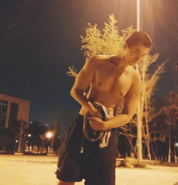 奇葩说陈咏开出柜 公开与男友亲密合影 网友：他男友真壮！ - 51虹马