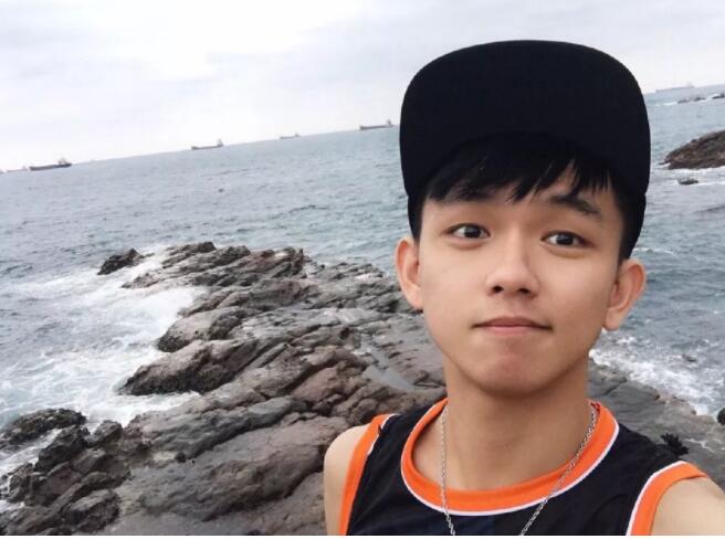 奇葩说陈咏开出柜 公开与男友亲密合影 网友：他男友真壮！ - 51虹马