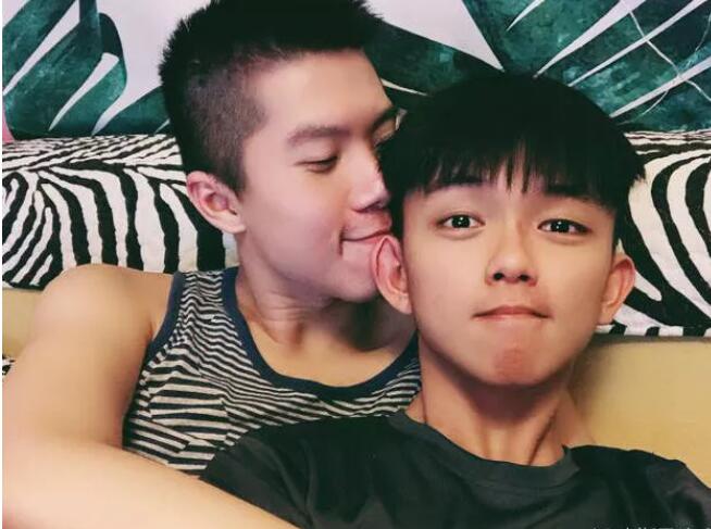 奇葩说陈咏开出柜 公开与男友亲密合影 网友：他男友真壮！ - 51虹马