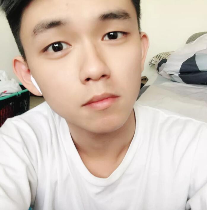 奇葩说陈咏开出柜 公开与男友亲密合影 网友：他男友真壮！ - 51虹马