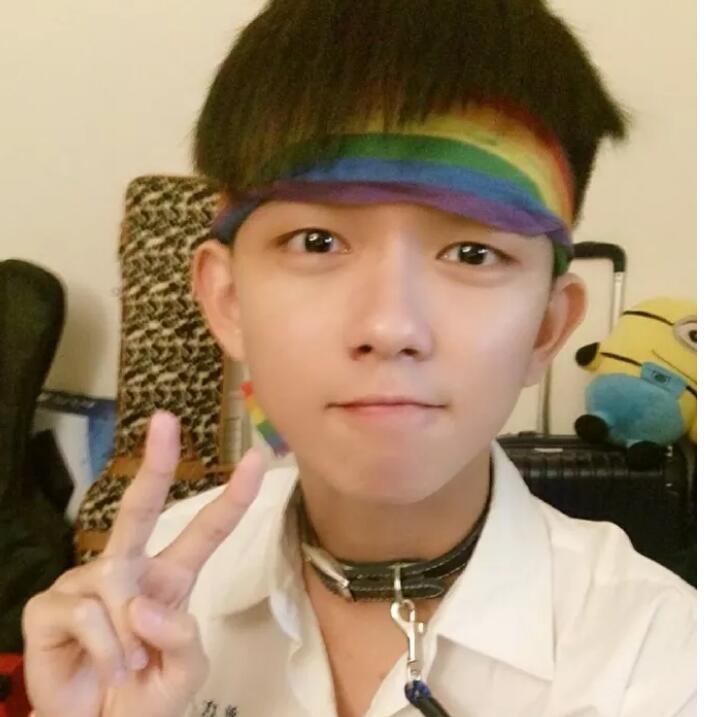 奇葩说陈咏开出柜 公开与男友亲密合影 网友：他男友真壮！ - 51虹马