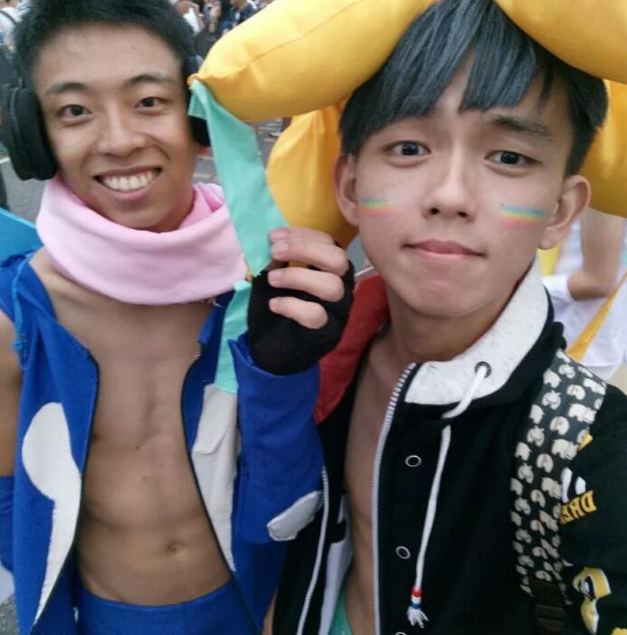 奇葩说陈咏开出柜 公开与男友亲密合影 网友：他男友真壮！ - 51虹马