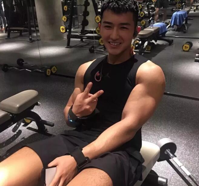 看点∣高颜值鲜肉男模筋肉爆棚，涩影师最宠爱的肌肉身材！ - 51虹马