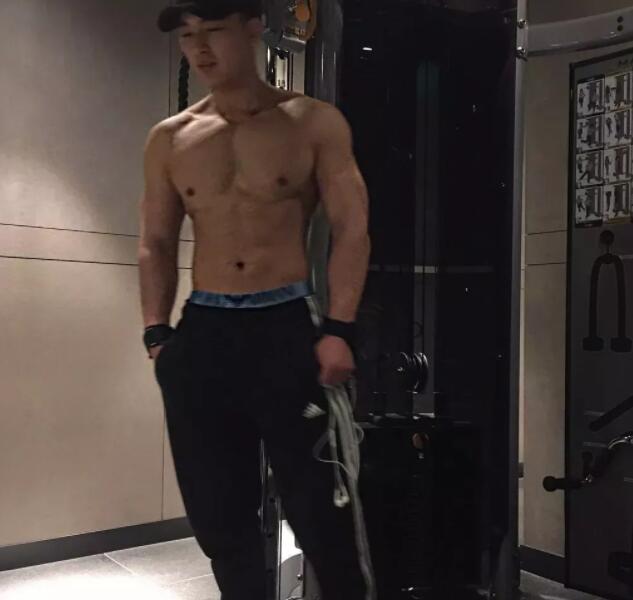 看点∣高颜值鲜肉男模筋肉爆棚，涩影师最宠爱的肌肉身材！ - 51虹马