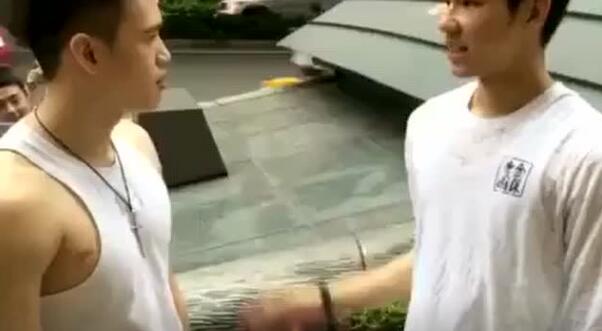 摔倒被帅哥扶起，以为爱情来了,结果扎心！！ - 51虹马