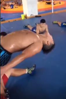 壮硕的摔跤体育生们！-51虹马