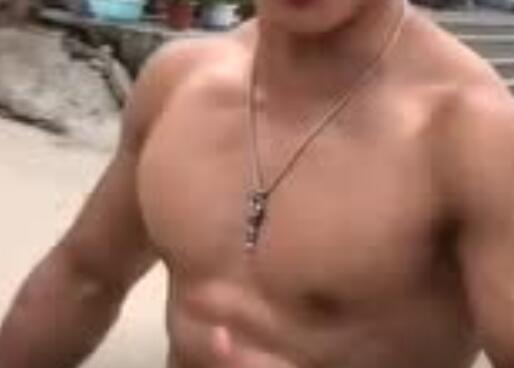 19岁肌肉小哥 正能量展示“哪里都是健身房”！-51虹马