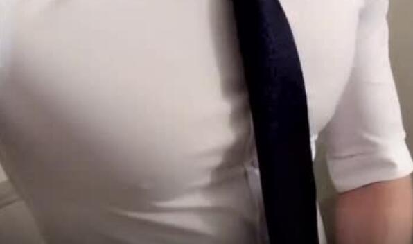 正装男半脱衬衫，视频直接开始撩人-51虹马