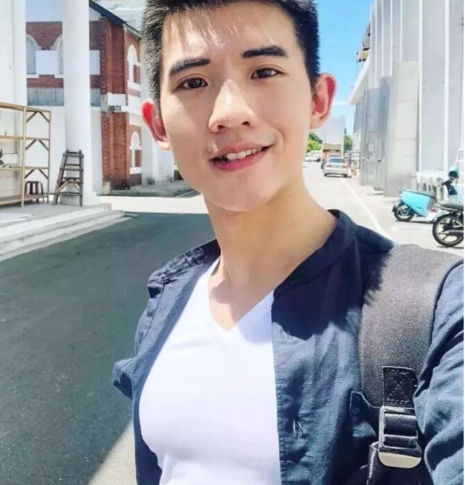 92年网红小奶狗，很多人愿意为他含笑做1。 - 51虹马