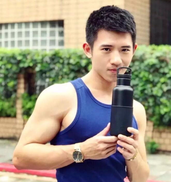 92年网红小奶狗，很多人愿意为他含笑做1。 - 51虹马