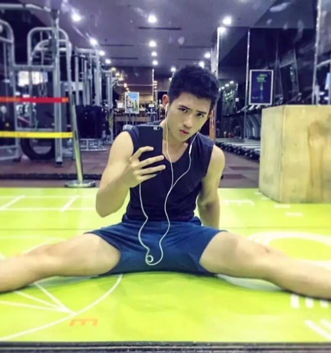 92年网红小奶狗，很多人愿意为他含笑做1。 - 51虹马