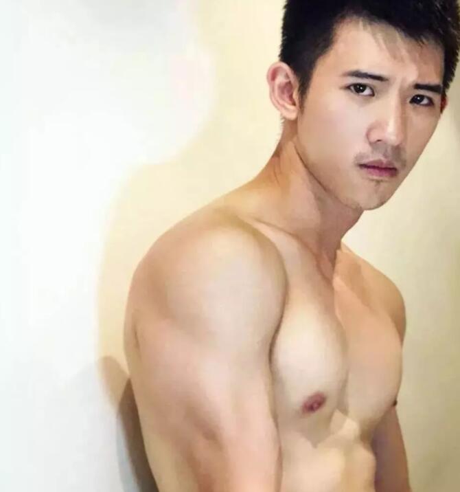 92年网红小奶狗，很多人愿意为他含笑做1。 - 51虹马