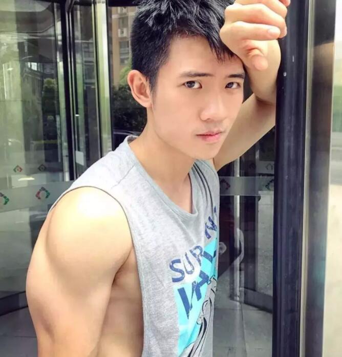 92年网红小奶狗，很多人愿意为他含笑做1。 - 51虹马