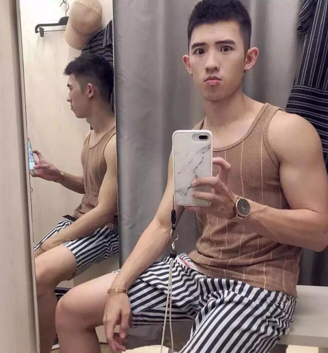 92年网红小奶狗，很多人愿意为他含笑做1。 - 51虹马