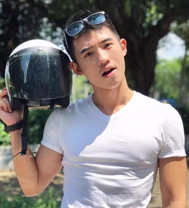 92年网红小奶狗，很多人愿意为他含笑做1。 - 51虹马