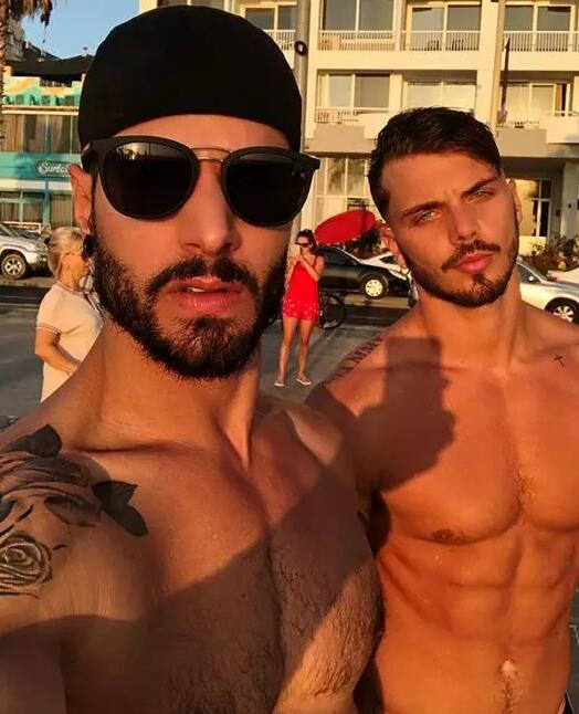 IG猛男情侣档双双硬撩，洋肠让你下体大海啸~ - 51虹马