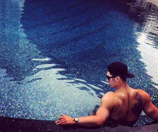 因“衣件不留”全见出镜意外走红，高颜值配公狗腰超多人想吸！ - 51虹马