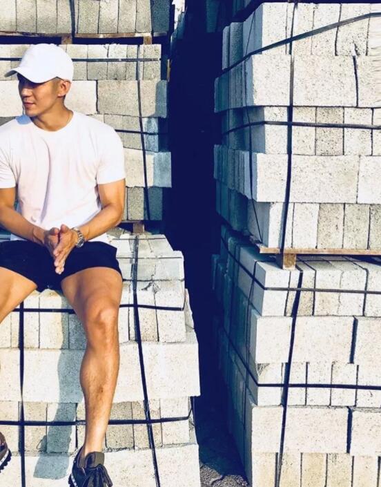 因“衣件不留”全见出镜意外走红，高颜值配公狗腰超多人想吸！ - 51虹马