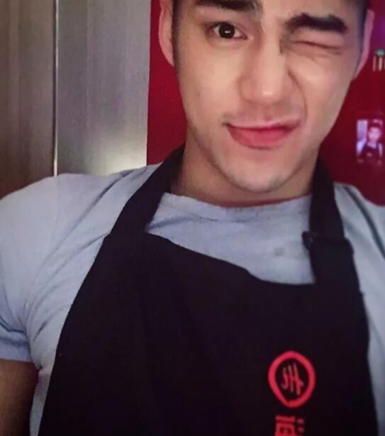 因“衣件不留”全见出镜意外走红，高颜值配公狗腰超多人想吸！ - 51虹马