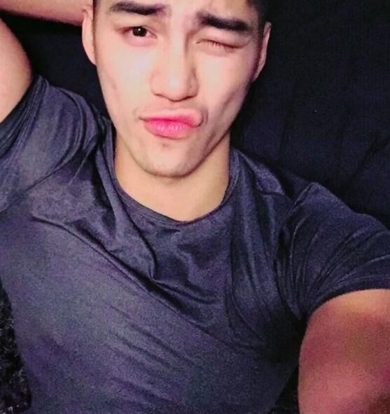 因“衣件不留”全见出镜意外走红，高颜值配公狗腰超多人想吸！ - 51虹马