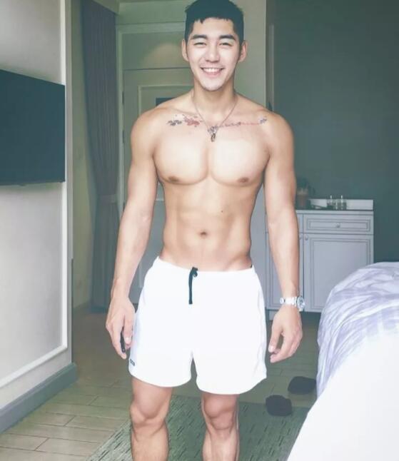 因“衣件不留”全见出镜意外走红，高颜值配公狗腰超多人想吸！ - 51虹马