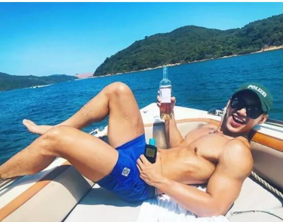 因“衣件不留”全见出镜意外走红，高颜值配公狗腰超多人想吸！ - 51虹马