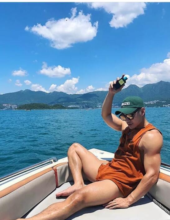 因“衣件不留”全见出镜意外走红，高颜值配公狗腰超多人想吸！ - 51虹马