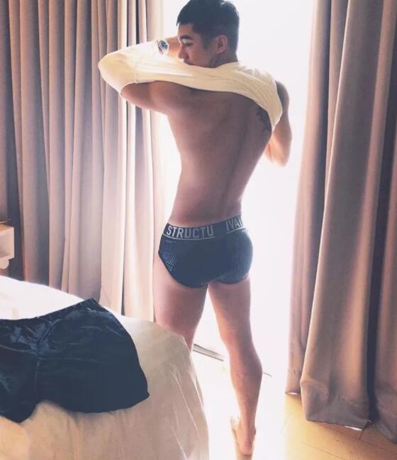 因“衣件不留”全见出镜意外走红，高颜值配公狗腰超多人想吸！ - 51虹马