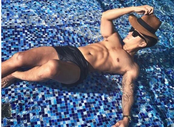 因“衣件不留”全见出镜意外走红，高颜值配公狗腰超多人想吸！ - 51虹马