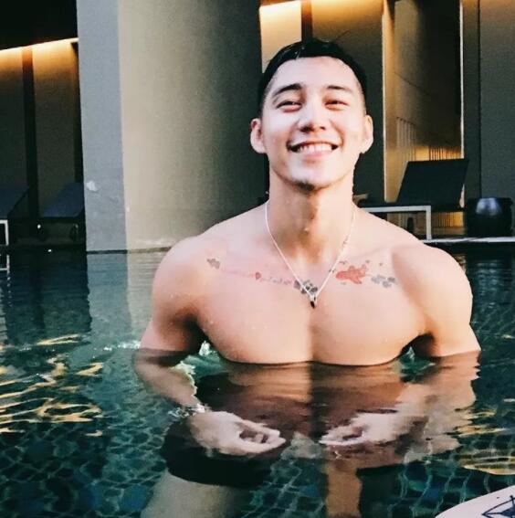 因“衣件不留”全见出镜意外走红，高颜值配公狗腰超多人想吸！ - 51虹马