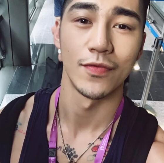 因“衣件不留”全见出镜意外走红，高颜值配公狗腰超多人想吸！ - 51虹马