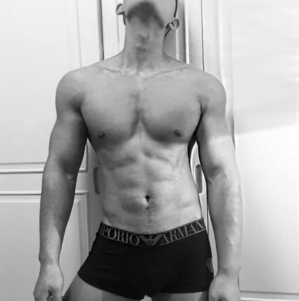 谢梓秋镜头下的吃瓜少年竟是内裤模特?泼水节常客大秀身材尺度超大! - 51虹马 谢梓秋镜头下的吃瓜少年竟是内裤模特?泼水节常客大秀身材尺度超大! - 51虹马