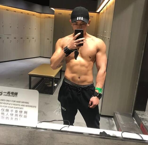 谢梓秋镜头下的吃瓜少年竟是内裤模特？泼水节常客大秀身材尺度超大！ - 51虹马